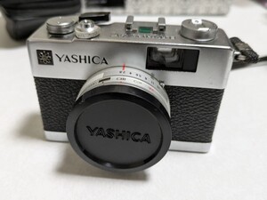 YASHICA：カメラ　本体　フィルム付き