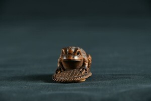 【古美術】カエル 草履 根付 Netsuke 精密 彫刻 超絶技巧 彫塑 提げもの 提物 形彫 蛙 かえる 縁起物