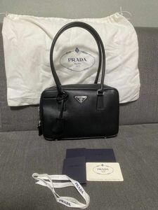 美品 PRADA プラダ サフィアーノ レザー ブラック 黒 ワンショルダー 肩掛け ハンド トート ロゴ 三角 保存袋 カード バッグ カバン 1円〜