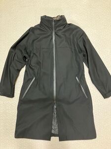 DESCENTE デサント　コート【撥水加工】 シンサレート中綿ライナー スタンドカラーインフードコート　ブラックサイズL 