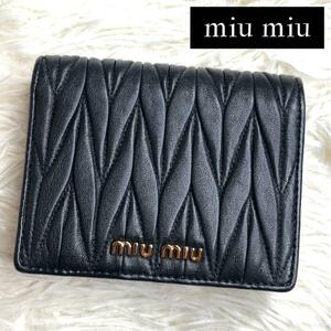 ≫美品≪ / miu miu ミュウミュウ マテラッセコンパクトウォレット 二つ折り財布 レザー ブラック ゴールド 5MV204 MATELASSE NERO