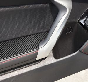 ドアアームインテリアパネル トヨタ86 耐久性抜群のカーボンファイバー素材！ 選べるレッドブラックの2カラー！ 専用設計で取付簡単です！