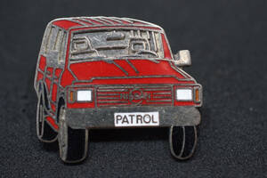 ■ NISSAN ピンバッジ PATROL (赤) 欧州仕様 W30mm Rcitys ニッサン 日産 パトロール 旧車 サファリ 160 Y60 Y61