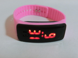 デジタルウオッチ　アミューズメントウオッチ　腕時計　ピンク色