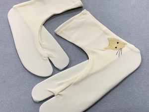 久しぶりの新作入荷！★★撫松庵おしゃれ足袋【オフホワイト／金のぞき猫】振り袖、ハカマ、おしゃれ着に#