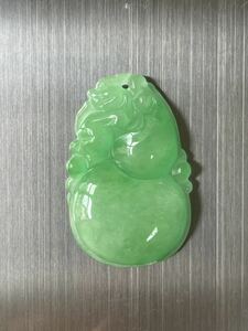 天然翡翠 彫刻　ペンダントトップ　果物緑　糯氷種　重さ56.5ct 38.5mm×24.8mm×7.1mm 古玩