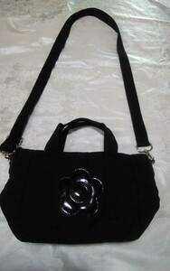 ☆MARYQUANT ☆USED美品☆とっても可愛い！デイジーお花入りのキルティング生地の黒色ショルダーバッグ(o^―^o)サイズ32×19cm 底幅約12cm