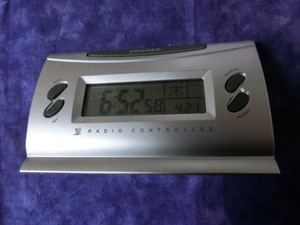 デジタル目覚まし時計 RADIO CONTROLLED ALARM コンパクト置時計 実働使用品 単三電池1個必要 日付・曜日表示付き　　