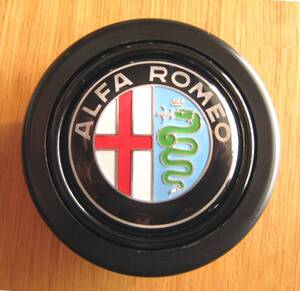 美品！MOMO純正アルファロメオ用ホーンボタン Alfa Romeo 33 75 90 145 147 159 164 166 MITO Giulietta 4C 送料無料 当時物