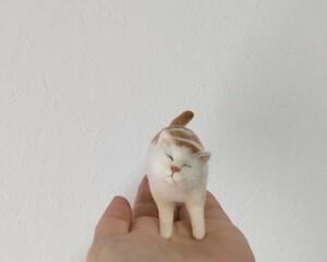 ＊obu＊ハンドメイド＊ 羊毛フェルト　猫　和猫　ねこ　茶トラ白猫 お散歩 立ちポーズ 手のひらサイズ