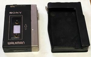 SONY ソニー ウォークマンWALKMAN WM-3 本体電池カバーのツメ折れあり。布製カバー付き 中古。現状品。動作確認していません。