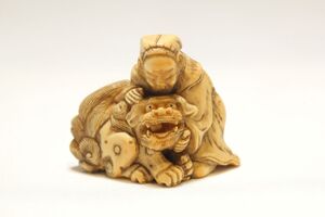 無銘　細密彫刻　牙彫唐獅子寿老人根付　大ぶり三角根付　提げ物　NETSUKE　幕末頃