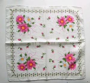 《送込》（131）バンダナ　ピンク色の花柄　白地織模様　綿100％　インド製　薄い生地　約50㎝角　未使用　個包装での保管 ミスプリ マスク