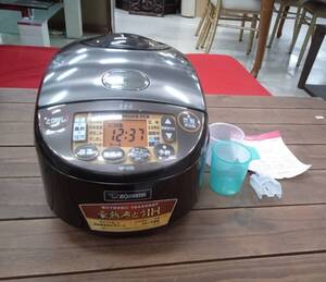 美品 象印(ZOJIRUSHI) IH炊飯ジャー 豪熱沸とうIH 極め炊き 炊飯器 1.0L 5.5合炊き NP-VI10　2018年製