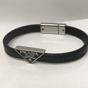 【美品】PRADA(プラダ) 三角ロゴ　ブレスレット メンズ SAF. レザーブレスレット バングル ブラック系 アクセサリー NERO