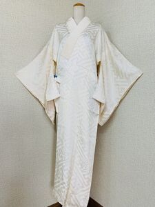 美品　婦人　着物の長襦袢　正絹綸子縮緬　袷　衿付き　鳥の子色に紗綾型花紋様　丈134cm　訪問着・付下げ・小紋などに　保管品