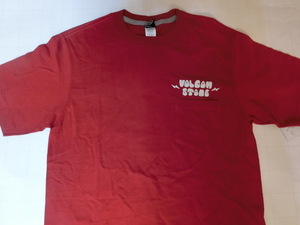 USA購入 人気ボーダー＆サーフ系 【VOLCOM】ボルコム【VOLCOM STONE 】スカル女性バックプリント ポケット付TシャツUS Sサイズ RED