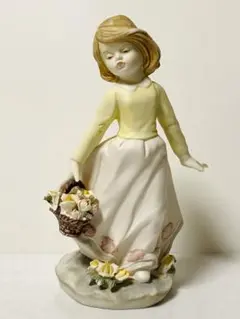 【 美品 】高さ21.5㎝  欧風  陶磁器製 「花籠を持った少女」 置物