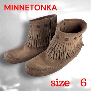 [結衣]188-24K011☆MINNETONKA ミネトンカ スエードフリンジショートブーツ 6 ベージュ