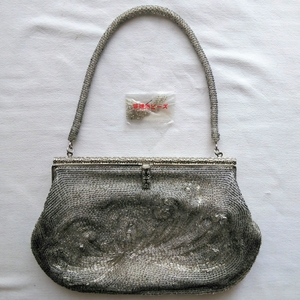 ビーズバッグ シルバー 菊 花柄 がま口 昭和 日本製 Japanese beads, vintage purse handbag colored silver w/ mum flower patterned