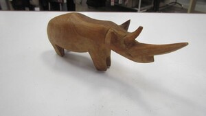 美品★　MADE IN KENYA　ケニア製　HAND CARVED サイ　木製置物　　１６ｃｍ