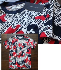 【既決USA】トミーヒルフィガー ★ TOMMY HILFIGER@完売胸元&袖刺繍【Flag】ロゴ入半袖Tシャツ【TH All-Over Logo Graphic T-Shirt】 @@S