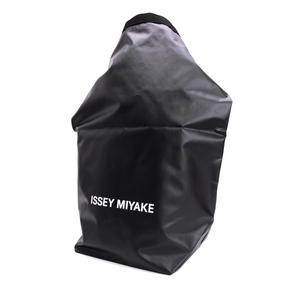 イッセイミヤケISSEY MIYAKE ロゴプリントクラッチバッグ 黒