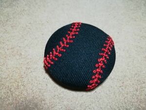 プロ野球応援グッズ（アクセサリー）/野球ボール刺繍入りくるみボタン38mm黒×赤/ヘアゴム・ピンバッジ・キーバッグリング