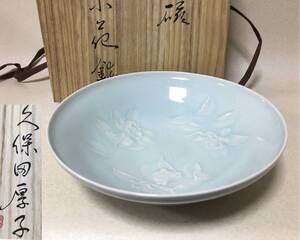 【B77】久保田厚子 青白磁　山茶花/椿　大鉢　飾皿　径26cm　共箱　菓子鉢　盛皿