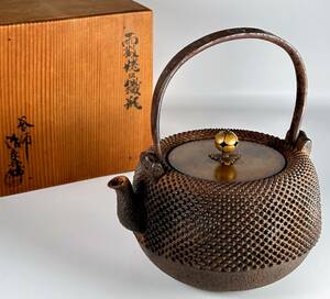 時代物 釜師 高木治良兵衛 霰姥口鐵瓶 鉄瓶 茶道具 煎茶道具 共箱 コレクター収蔵品！ 幅18cm 重さ1588g 内部底面に一箇所微細な穴あり