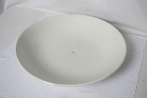 フランス アンティーク サルグミンヌ 古い陶器の大きな丸皿 深みのある丸皿 白色