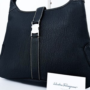 1円■新品同様■超希少デザイン Salvatore Ferragamo フェラガモ ロゴプレート ワンショルダーバッグ ホーボー ビジネス メンズ レディース