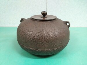 ● 茶道具 茶釜 釜 地紋 菊桐紋 蓋 銅 横幅約26cm 高さ約17cm 3.5kg 茶器 炉釜 平丸 茶道 中古 ③