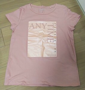 Sサイズ（US表記）ピンク GUESSプリントTシャツ　コットン１００％　ゲス　スーツのインナーにも！