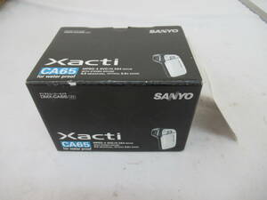 H08019　SANYO サンヨー　Xacti ザクティ　DMX-CA65 (W)　動作未確認　ジャンク？　ホワイト　ケース・取扱説明書・ケーブル付き