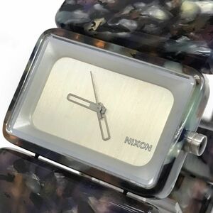 美品 NIXON ニクソン THE VEGA ベガ LOVE THE HOTNESS 腕時計 クオーツ アナログ スクエア 四角 蛇腹 伸縮ベルト 電池交換済 動作確認済