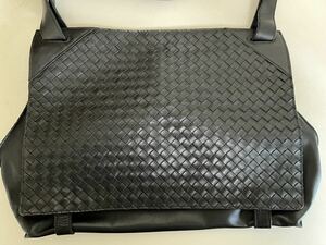 ボッテガヴェネタ BOTTEGA VENETA イントレチャート ショルダーバック 黒　ラムスキン