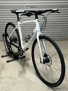 【中古】★TREK (トレック) FX3 Disc Lサイズ (Crystal White)★SHIMANO DEORE 1×10S カーボンフォーク★700cクロスバイク BONTRAGER