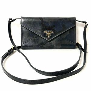 ■希少■PRADA プラダ　サフィアーノレザー　ショルダーウォレット　ポシェット　長財布　カモフラ　迷彩柄　ロゴ金具　斜めがけ