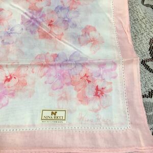 新品☆ニナリッチ レディースハンカチ　約44cm 日本製 綿100% ピンク系　淡い花柄