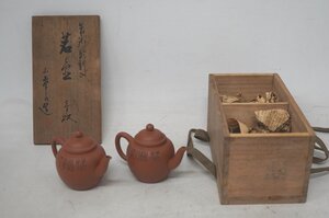 【1-87】 小常山造 常滑焼 朱泥 彫刻入 茶壷 茶注 茶器 急須 2客セット 在銘 山田常山 煎茶道具 陶磁器 骨董 古美術 アンティーク Antique