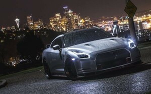 日産 GT-R 前期型 2007年 ブラック with NY夜景 ニッサン 絵画風 壁紙ポスター 特大ワイド版921×576mm（はがせるシール式）022W1