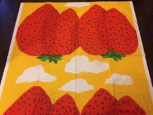 レターパック♪マリメッコ♪marimekko♪レア廃盤 黄色地　MANSIKKAVUORET 苺山　柄　布　生地　クロス　ハンドメイドに