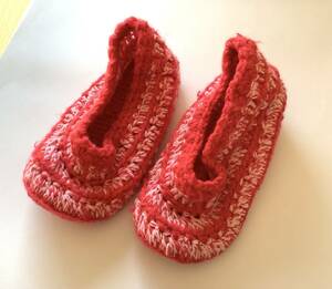 【新品、美品】ルームシューズ　Fサイズ　毛糸　室内履き　手編み　ハンドメイド　赤　ピンク　可愛い　かわいい　温かい　フリーサイズ