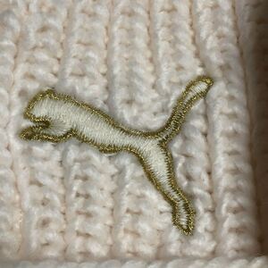 大きなプーマ (PUMA)の刺繍のある フード付きニットマフラー/オフホワイトピンク