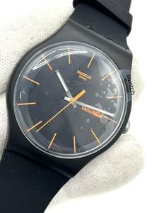 【電池切れ】Swatch スウォッチ クォーツ 腕時計 黒文字盤 デイデイト オレンジ系 ラバー メンズ