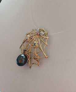 新品　K 18ゴールド/PT プラチナ　クモの巣デザイン黒蝶真珠ペンダント兼ブローチ