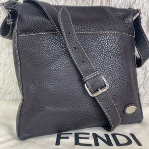 1円【最高級シボ革・美品】フェンディ FENDI セレリア ロゴプレート ショルダーバッグ レザー 本革 ブラウン 斜め掛け クロスボディ メンズ