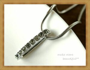 ★SWAROVSKI/スワロフスキージュエリー★淡いグリーン系ストーン★縦長/楕円形リングモチーフのネックレス/ペンダント★87