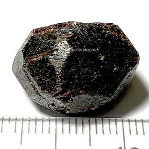 小さな満礬柘榴石（スペッサルティン）単結晶・2-9・10g（中国産鉱物標本）
